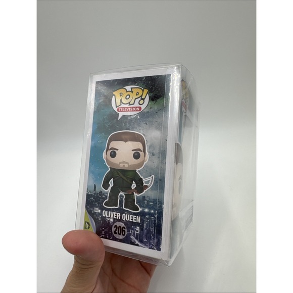Funko Pop! Vinyl: DC Universe - Oliver Queen #206 with Case Protector - Picture 2 of 6